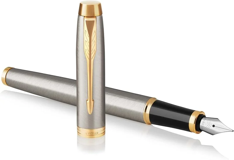 Parker IM pluma estilográfica, metal cepillado con adorno dorado, con plumín fino y recambio de tinta azul, en estuche de regalo — Plumon fino